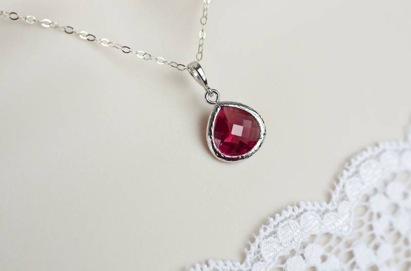 Rubin Halskette, Brautjungfern, Glas Sterling Silberkette Mit Glastropfen Rubin Halskette, Brautjungfern, Glas Sterling Silberkette Mit Glastropfen von CrinaJewelleryDesign