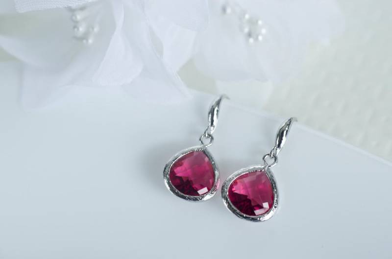Rubin Ohrringe, Brautjungfern Rhodium Überzogen Earrwires Mit Rubin-Tropfen Rubin Ohrringe, Brautjungfern Rhodium Überzogen Earrwires Mit Rubin-Tropfen von CrinaJewelleryDesign