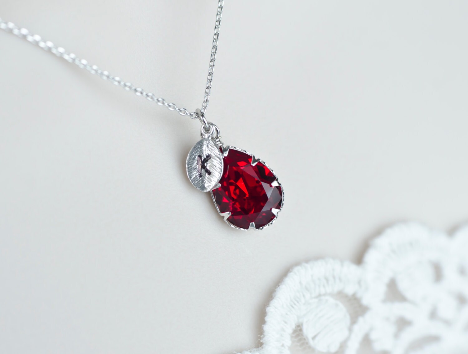 Rubin Swarovski Teardrop Initial Halskette, Birthstone Personalisierte Erste, Monogramm Brautjungfern-Geschenk Rubin Swarovski Teardrop Initial Halskette, Birthstone Personalisierte Erste, Monogramm Brautjungfern-Geschenk von CrinaJewelleryDesign