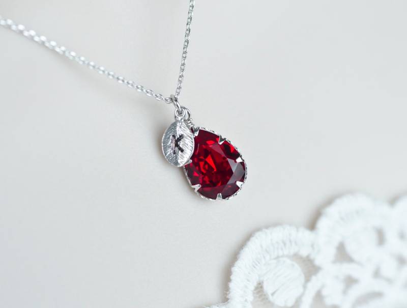 Rubin Swarovski Teardrop Initial Halskette, Birthstone Personalisierte Erste, Monogramm Brautjungfern-Geschenk Rubin Swarovski Teardrop Initial Halskette, Birthstone Personalisierte Erste, Monogramm Brautjungfern-Geschenk von CrinaJewelleryDesign