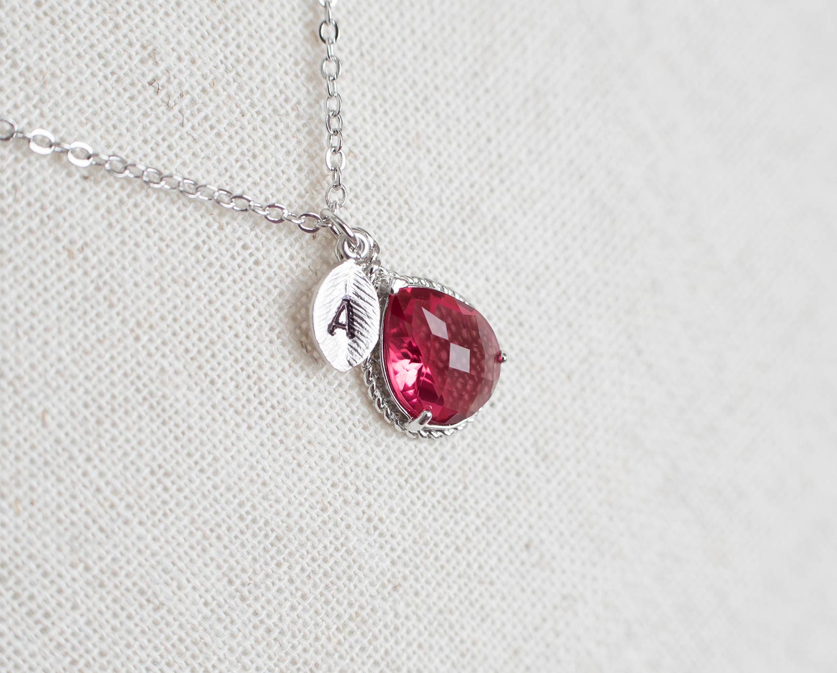Rubin Teardrop Glas Initial Halskette, Januar Birthstone Personalisierte Erste Monogramm Initial, Mutter Großmutter Geschenk Rubin Teardrop Glas Initial Halskette, Januar Birthstone Personalisierte Erste Monogramm Initial, Mutter Großmutter Geschenk von CrinaJewelleryDesign