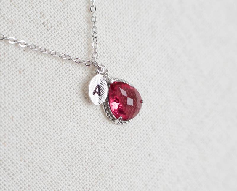 Rubin Teardrop Glas Initial Halskette, Januar Birthstone Personalisierte Erste Monogramm Initial, Mutter Großmutter Geschenk von CrinaJewelleryDesign