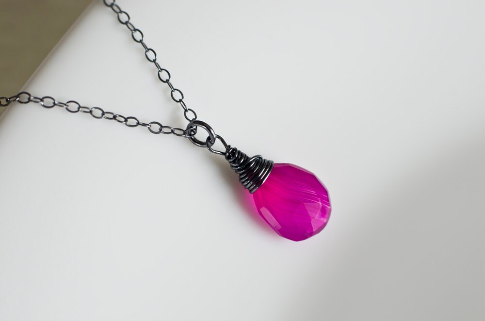 Schattige Lila Chalcedon Faceted Birnen Briolette Halskette, Oxidiertem Sterling Silber Draht Umwickelt Halskette Schattige Lila Chalcedon Faceted Birnen Briolette Halskette, Oxidiertem Sterling Silber Draht Umwickelt Halskette von CrinaJewelleryDesign