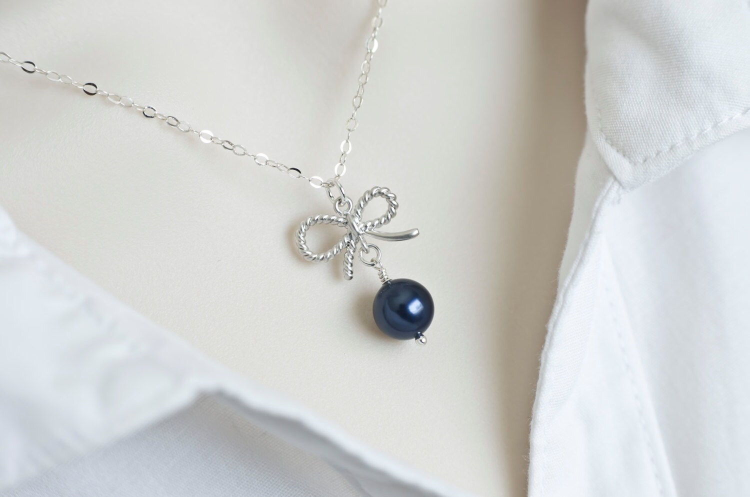 Schleifenkette, Schleife, Die Perle Halskette, Swarovski Bogen, Winzige Matt Rhodiniert Bogen Anhänger Und Schleifenkette, Schleife, Die Perle Halskette, Swarovski Bogen, Winzige Matt Rhodiniert Bogen Anhänger Und von CrinaJewelleryDesign