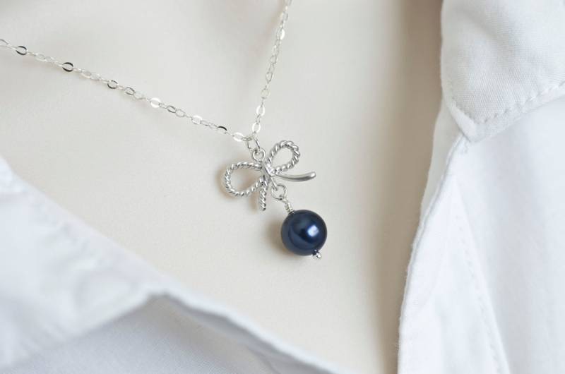 Schleifenkette, Schleife, Die Perle Halskette, Swarovski Bogen, Winzige Matt Rhodiniert Bogen Anhänger Und Schleifenkette, Schleife, Die Perle Halskette, Swarovski Bogen, Winzige Matt Rhodiniert Bogen Anhänger Und von CrinaJewelleryDesign