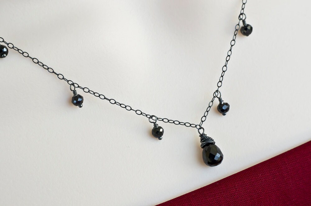 Schwarze Spinell-Halskette, Oxidized Sterling Silver Halskette, Wire Wrapped Silber Und Black Spinel Neklace Schwarze Spinell-Halskette, Oxidized Sterling Silver Halskette, Wire Wrapped Silber Und Black Spinel Neklace von CrinaJewelleryDesign