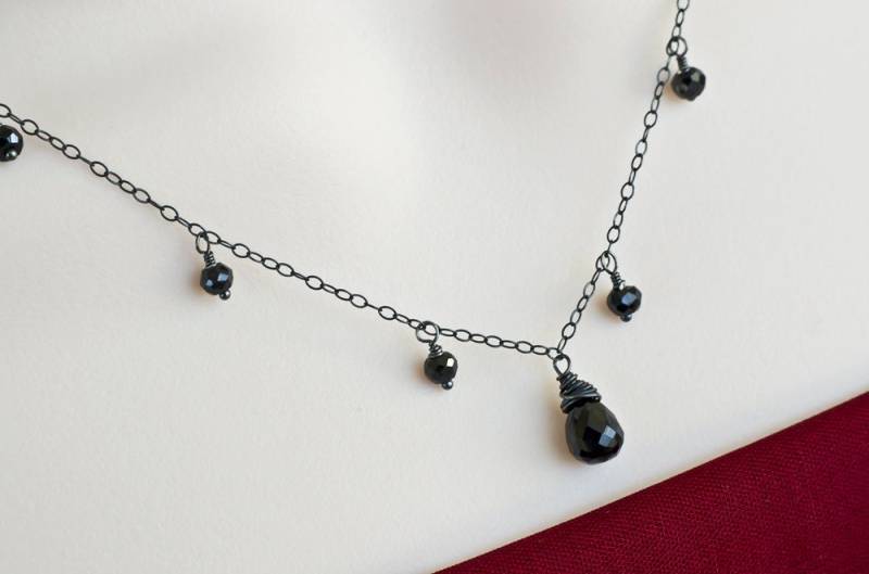 Schwarze Spinell-Halskette, Oxidized Sterling Silver Halskette, Wire Wrapped Silber Und Black Spinel Neklace von CrinaJewelleryDesign