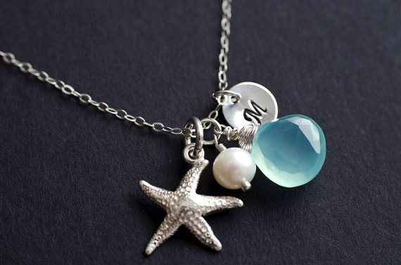 Silber Seestern Halskette, Personalisierter Initial Charm, Aqua Blauer Chalcedon, Süßwasserperle Und Initialscheibe Silber Seestern Halskette, Personalisierter Initial Charm, Aqua Blauer Chalcedon, Süßwasserperle Und Initialscheibe von CrinaJewelleryDesign