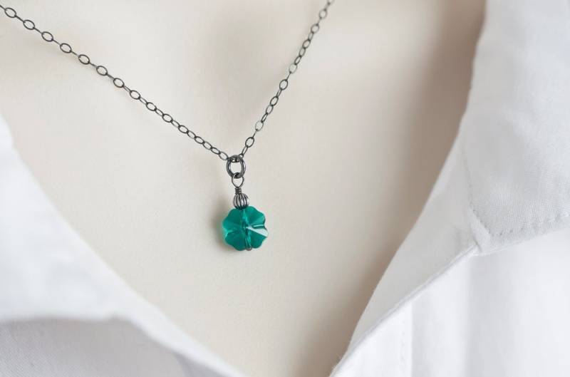 Smaragd Grünen Klee Kette, Grün Swarovski Kristall Anhänger, Oxidiert Sterling Silber Halskette Smaragd Grünen Klee Kette, Grün Swarovski Kristall Anhänger, Oxidiert Sterling Silber Halskette von CrinaJewelleryDesign