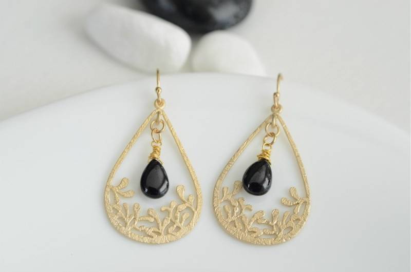 Vergoldete Ohrringe, Gold Überzogene Tropfenanhänger Und Glatte Schwarze Spinell Briolette Vergoldete Ohrringe, Gold Überzogene Tropfenanhänger Und Glatte Schwarze Spinell Briolette von CrinaJewelleryDesign
