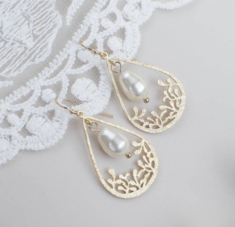 Vergoldete Ohrringe, Gold Überzogene Tropfenanhänger Und Teardrop Swarovskiperlen von CrinaJewelleryDesign