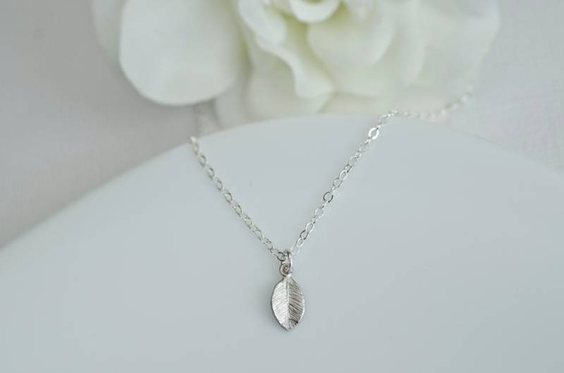 Winzige Blatt Silber Halskette, Versilbertes An Sterling Kette Winzige Blatt Silber Halskette, Versilbertes An Sterling Kette von CrinaJewelleryDesign