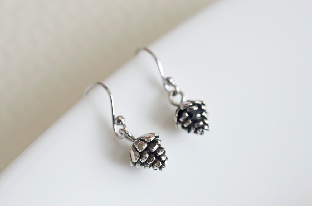 sterling Silber Tannenzapfen Ohrringe, Tannenzapfen, Weihnachtsgeschenk, Urlaub-Halskette, Weihnachtsgeschenk sterling Silber Tannenzapfen Ohrringe, Tannenzapfen, Weihnachtsgeschenk, Urlaub-Halskette, Weihnachtsgeschenk von CrinaJewelleryDesign