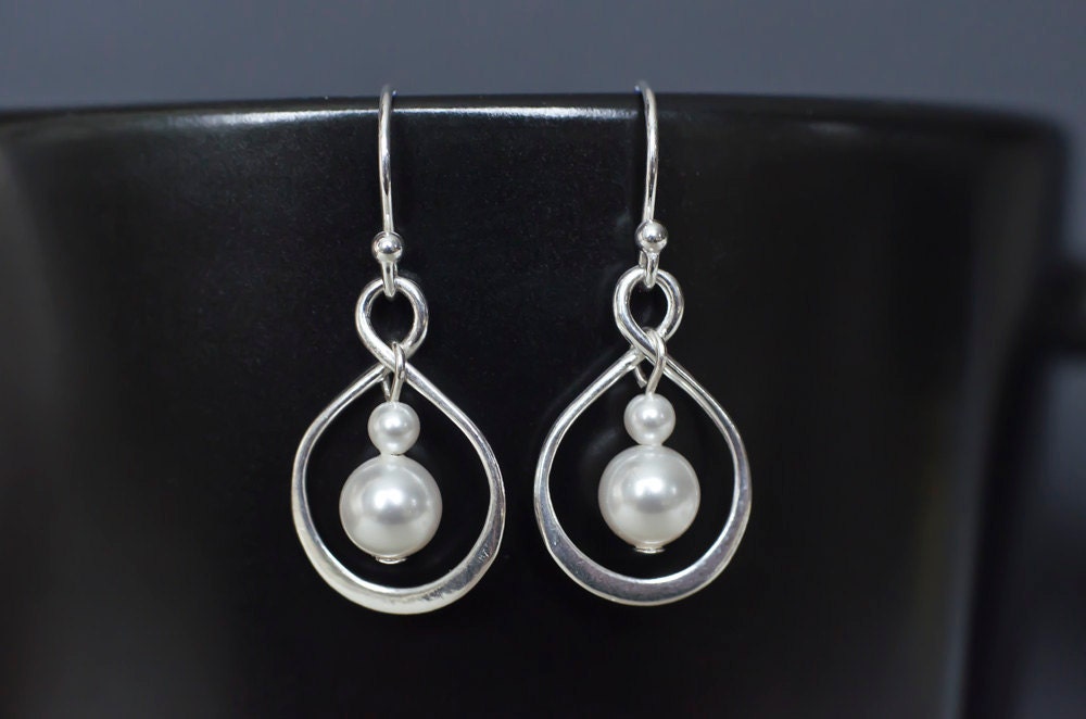 sterling Silber Unendlich Ohrringe, Infinity-Perlen-Ohrringe, Brautjungferngeschenk sterling Silber Unendlich Ohrringe, Infinity-Perlen-Ohrringe, Brautjungferngeschenk von CrinaJewelleryDesign