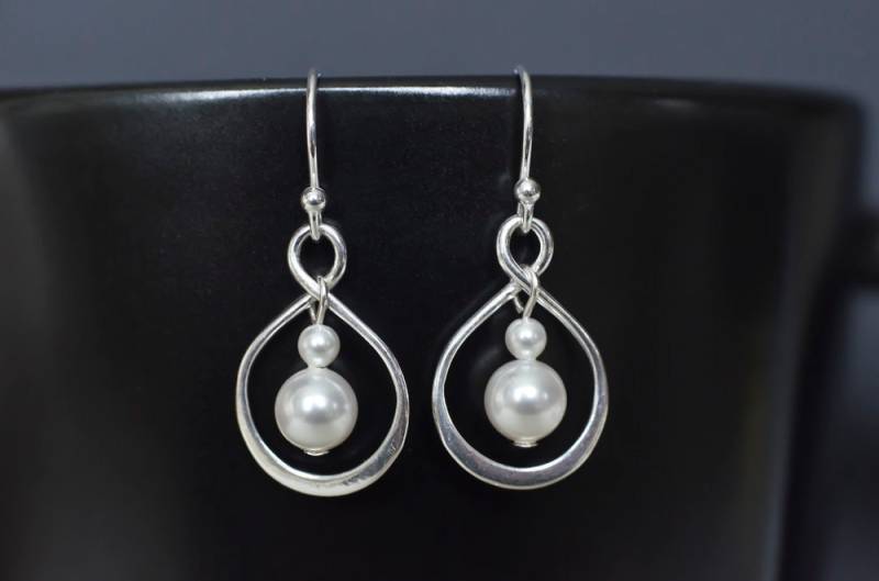 sterling Silber Unendlich Ohrringe, Infinity-Perlen-Ohrringe, Brautjungferngeschenk sterling Silber Unendlich Ohrringe, Infinity-Perlen-Ohrringe, Brautjungferngeschenk von CrinaJewelleryDesign