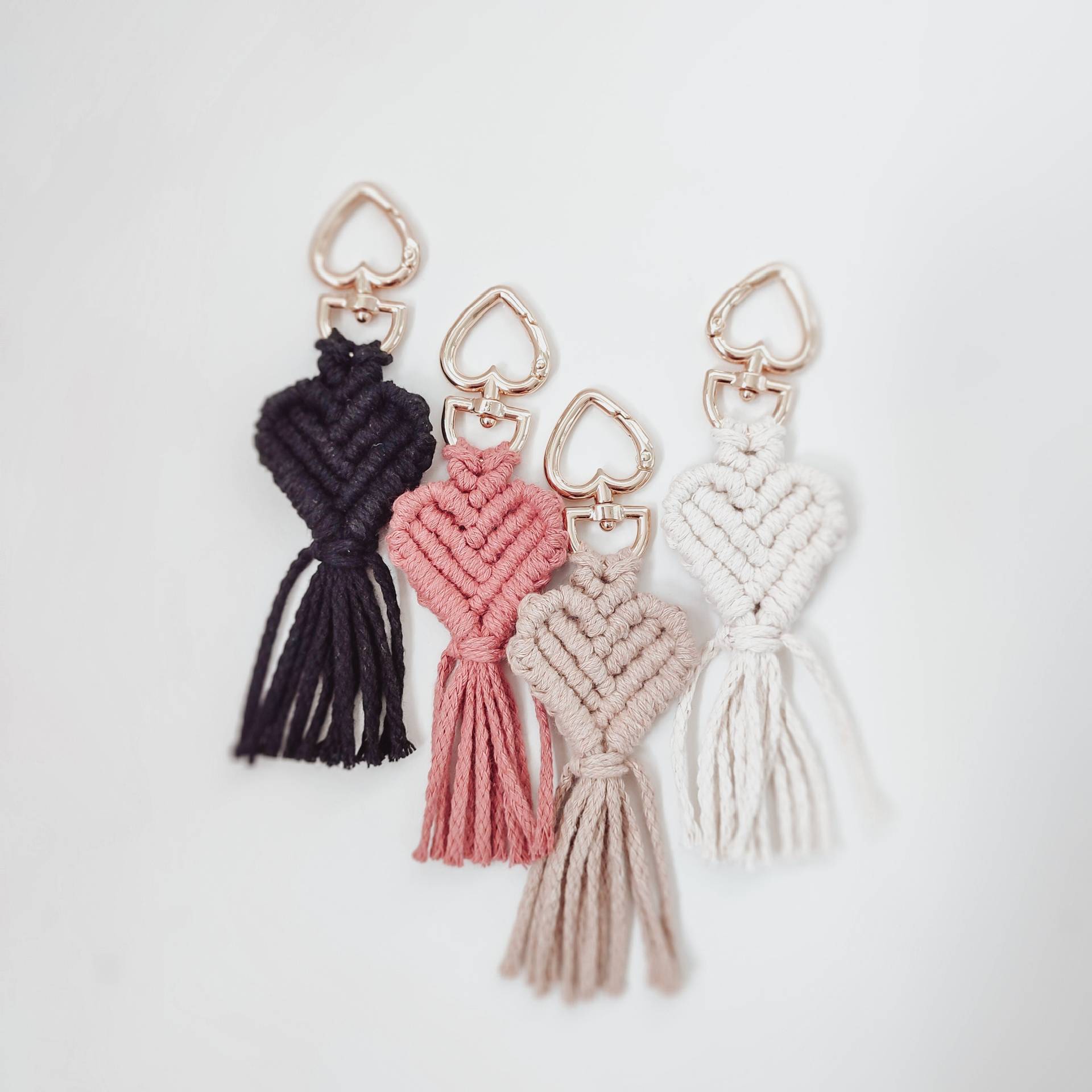Makramee Schlüsselanhänger Herz - Hochwertiges Baumwollgarn, Herz-Karabiner, Boho Geschenk Handgemacht Makramee Schlüsselanhänger Herz - Hochwertiges Baumwollgarn, Herz-Karabiner, Boho Geschenk Handgemacht von CrinisKreativStudio