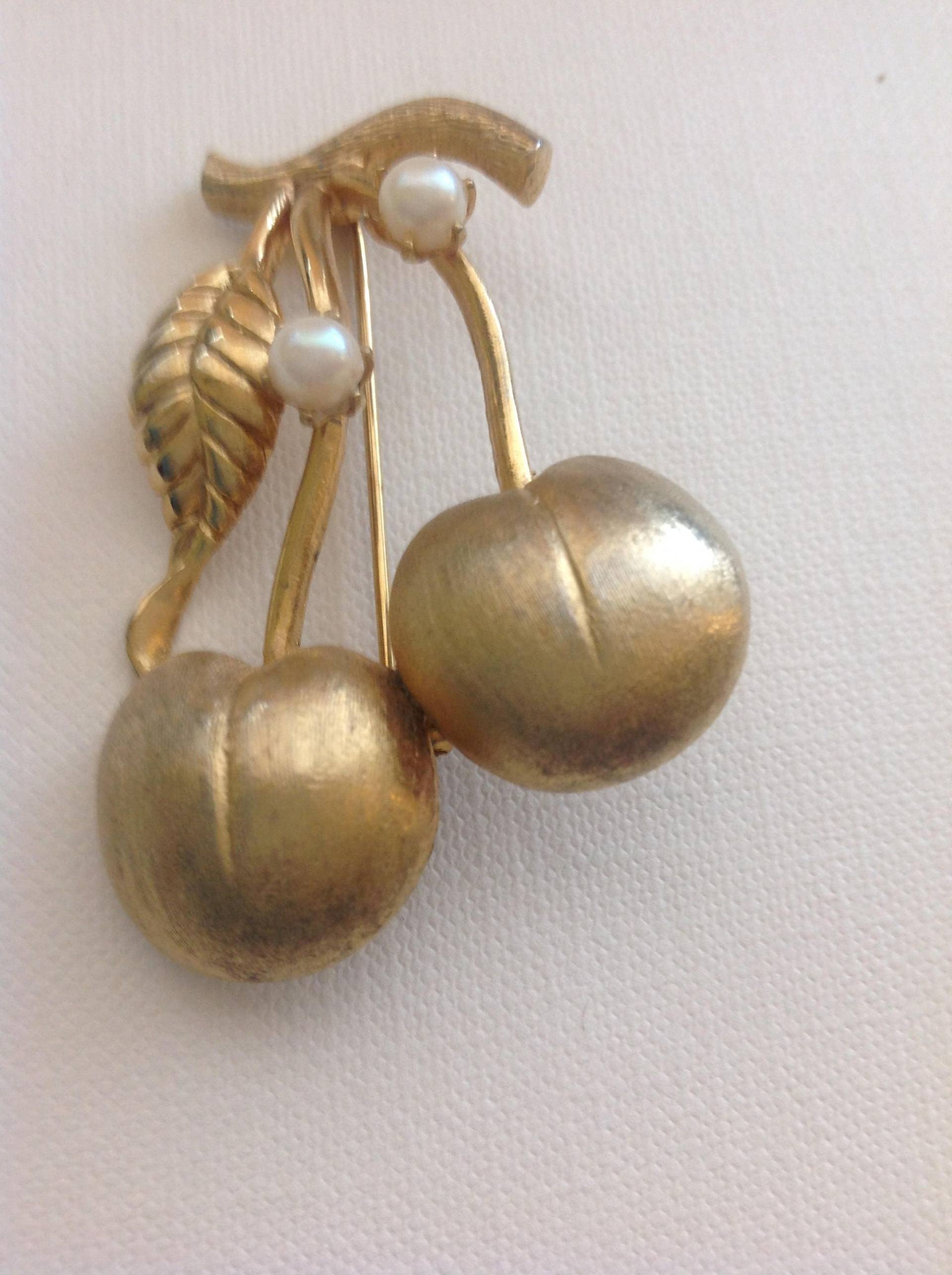 1950's 50S/Vintage Brosche Kirsche /Kirschen Goldfarben Mit Perlen-Details Von Brooks von CrinolineKitten