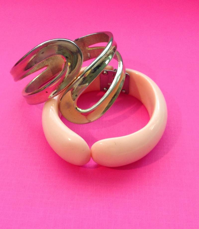 2Er Set Armbänder/Mcm Klemmerkrallen-Hummer-Armband Blassrosa Lucite-Silberton von CrinolineKitten