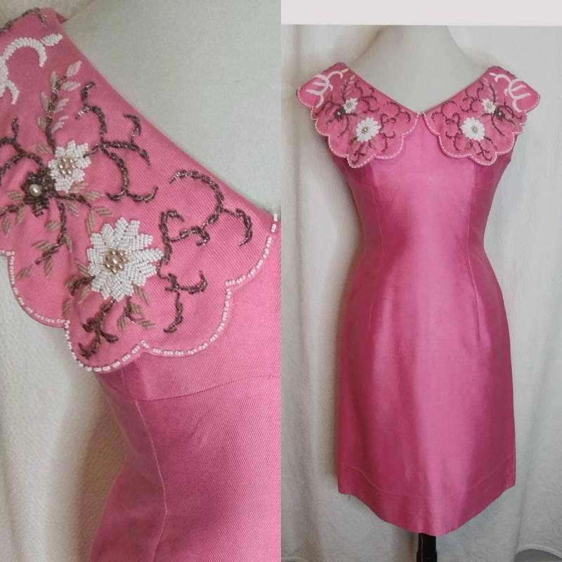 Rosa Seide 1950Er 50Er/Frühe 1960Er 60Er Jahre Kleid/Etuikleid Ausgebogter Perlenkragen Wackelkleid Seiden-Tweed von CrinolineKitten