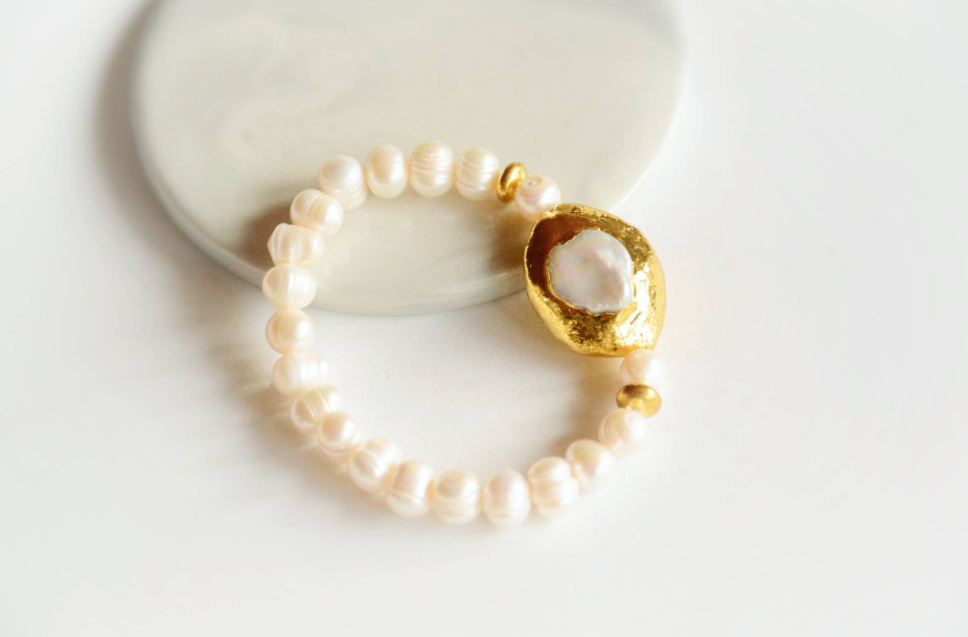 Armband Mit Perlen Und Gold Verbinder von CristinaArnoldJoyas