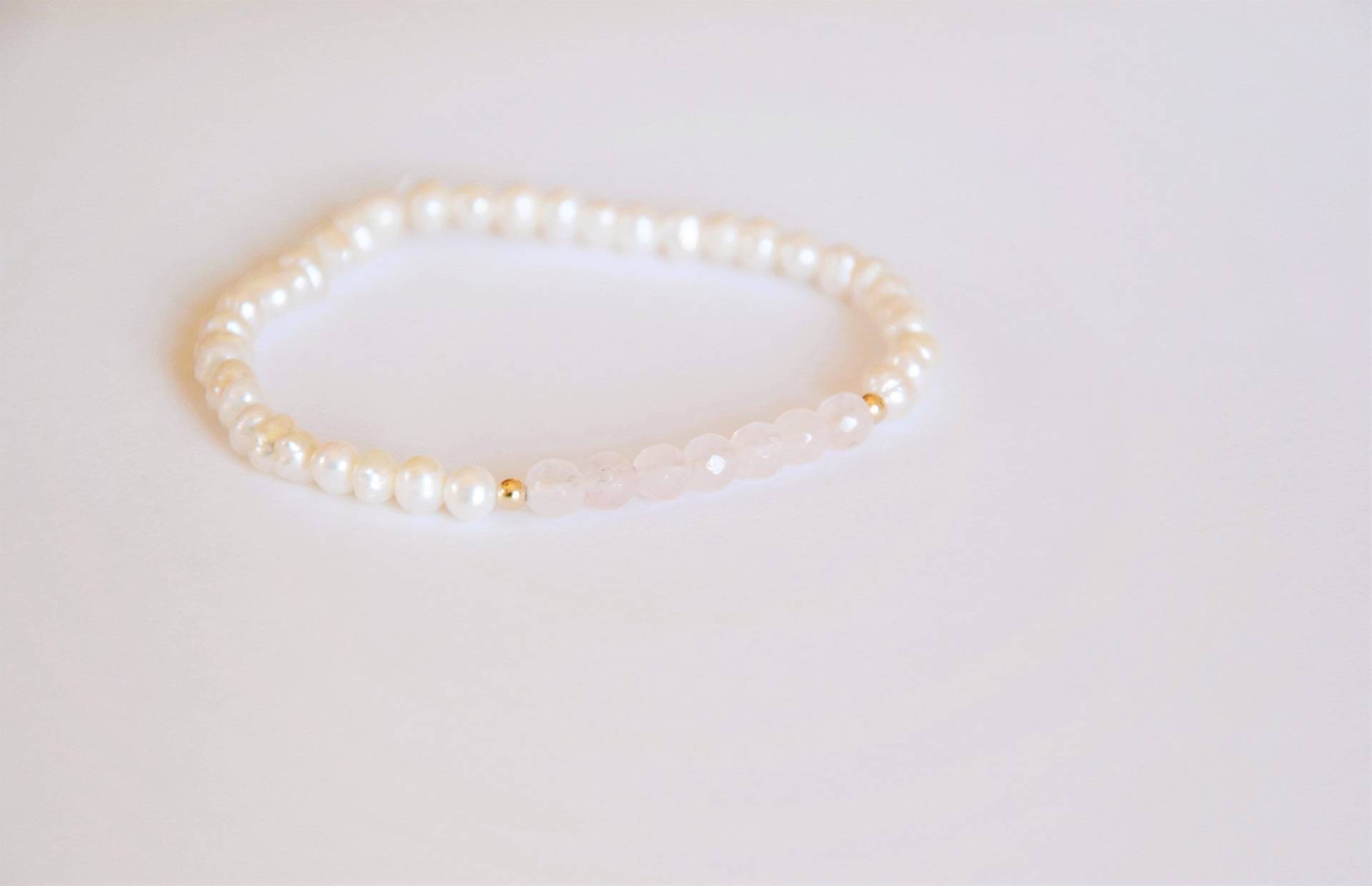 Armband Mit Perlen Und Rosenquarz von CristinaArnoldJoyas