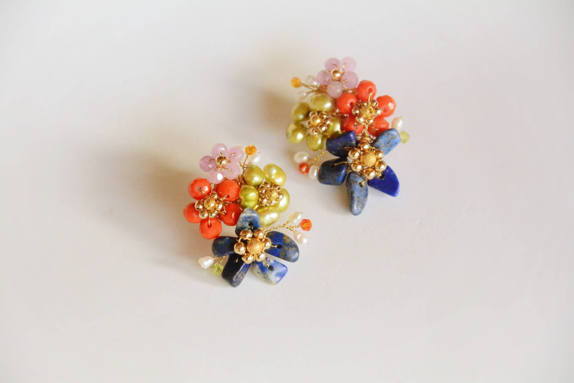 Blumenohrringe Mit Naturperlen, Lapislazuli Und Kristallen von CristinaArnoldJoyas