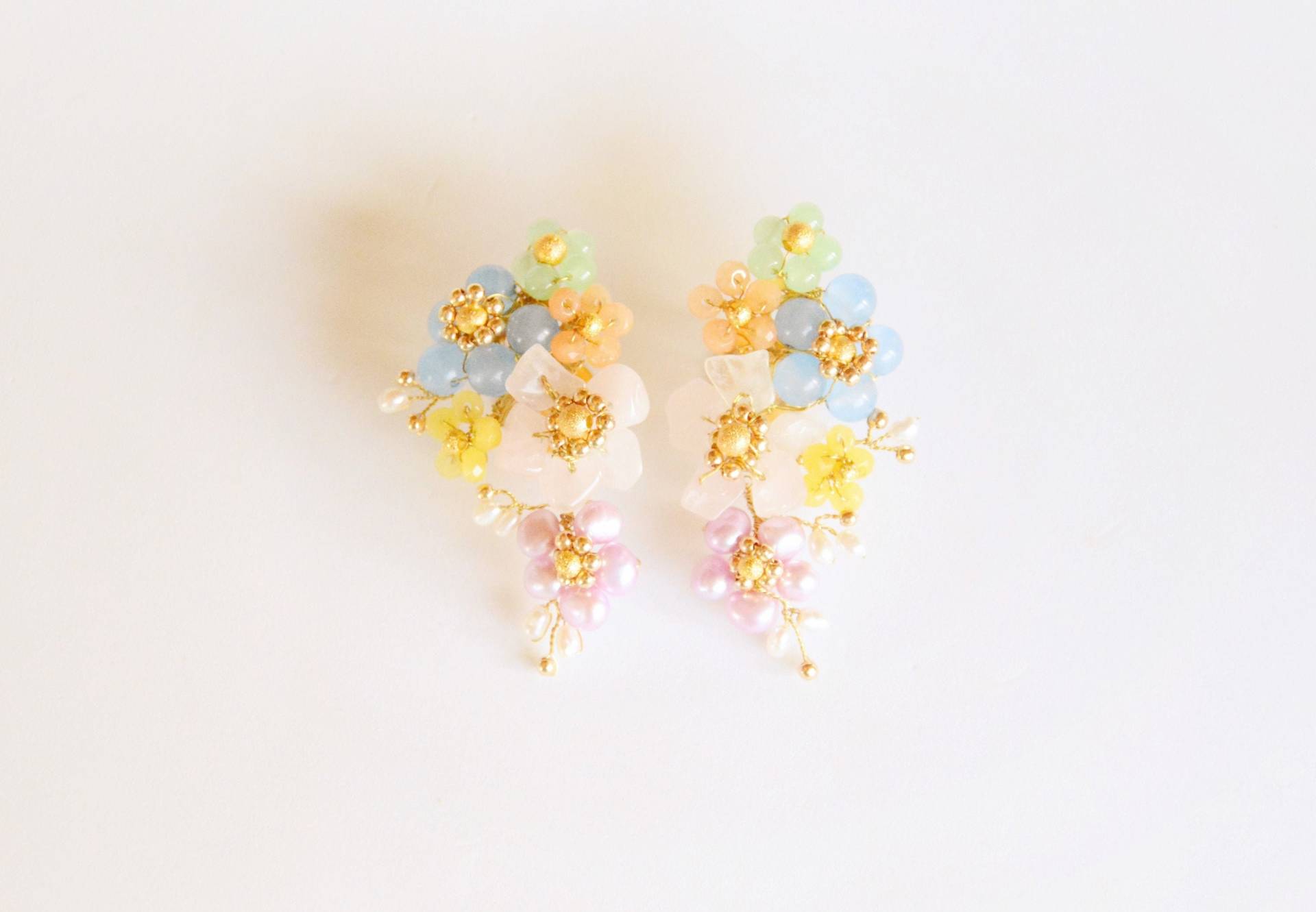 Blumenohrringe Mit Naturperlen Und Quarz von CristinaArnoldJoyas