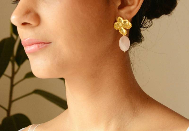 Große Goldene Blume Mit Einem Ovalen Rosenquarz von CristinaArnoldJoyas