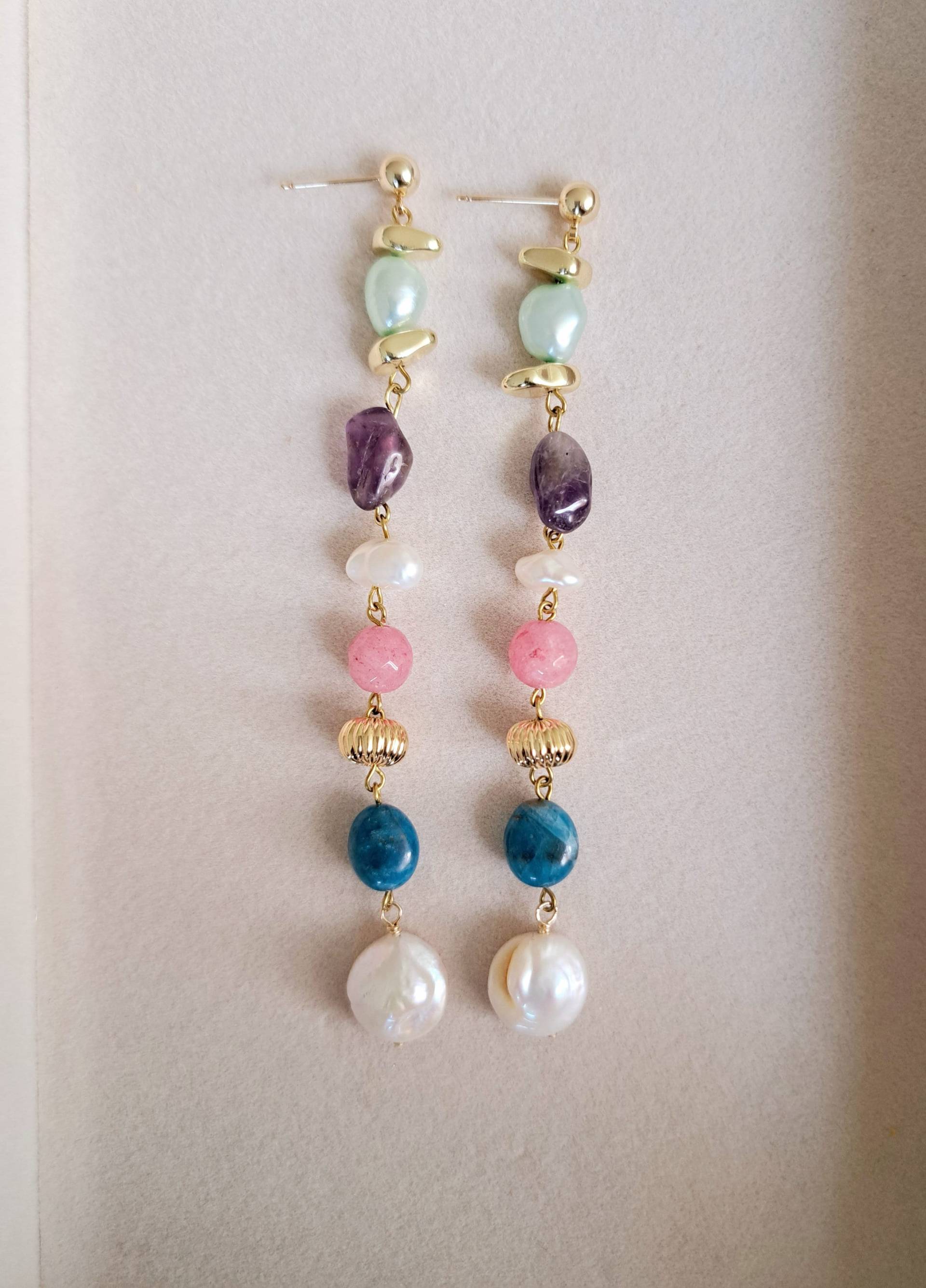 Länge Ohrringe Mit Steinen Und Perlen von CristinaArnoldJoyas