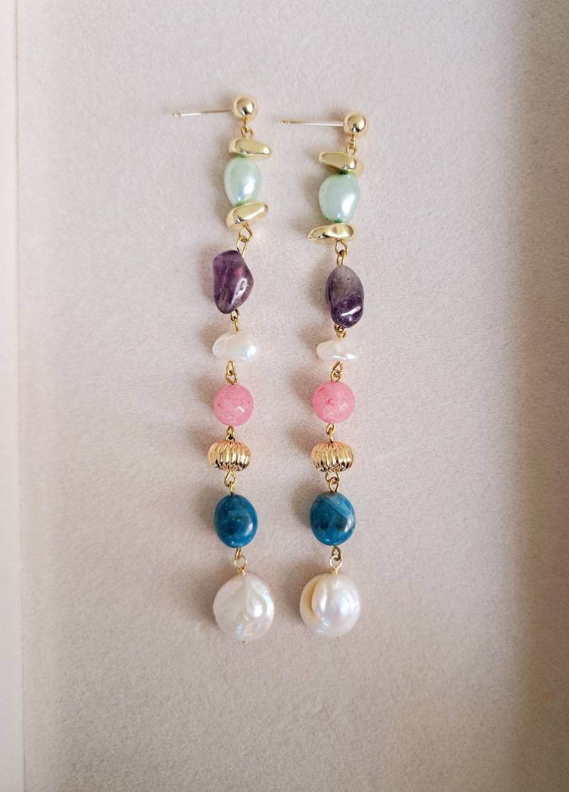 Länge Ohrringe Mit Steinen Und Perlen Länge Ohrringe Mit Steinen Und Perlen von CristinaArnoldJoyas