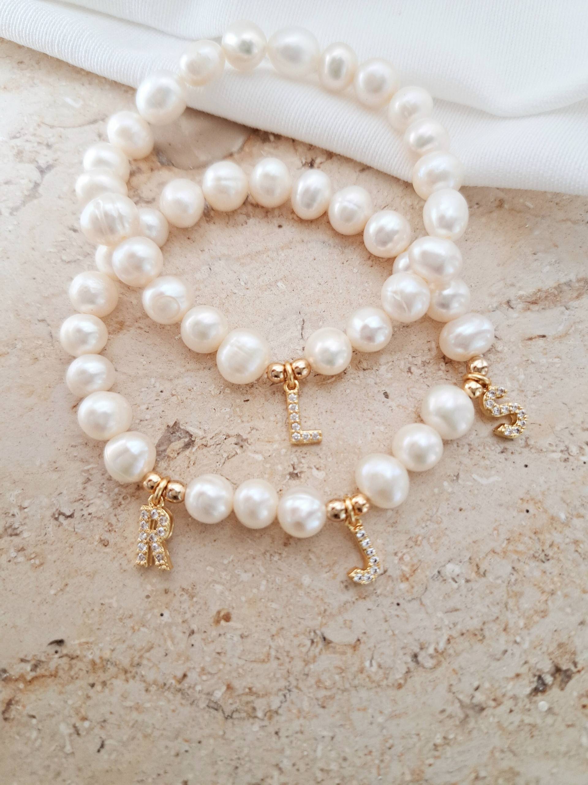 Perlenarmband Mit Initialen Buchstaben 14K Vergoldet von CristinaArnoldJoyas