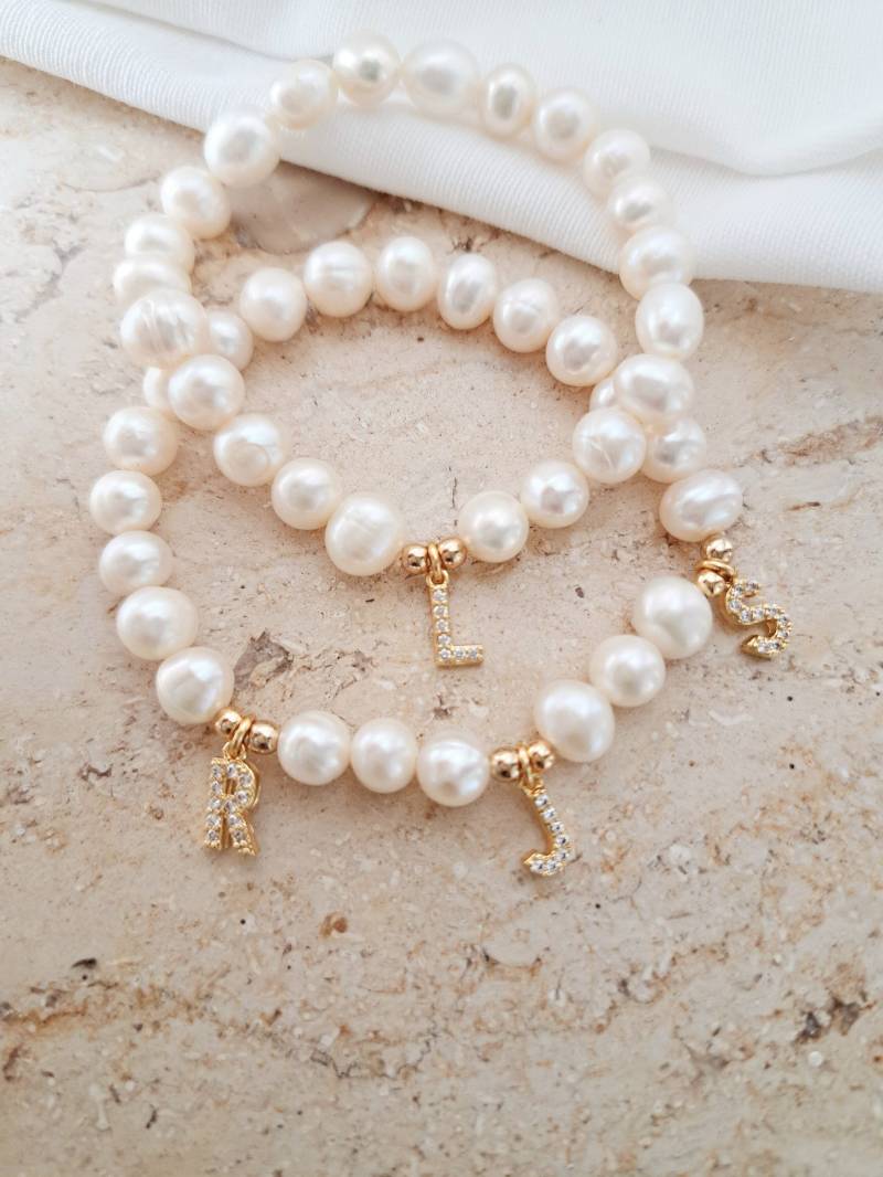 Perlenarmband Mit Initialen Buchstaben 14K Vergoldet Perlenarmband Mit Initialen Buchstaben 14K Vergoldet von CristinaArnoldJoyas