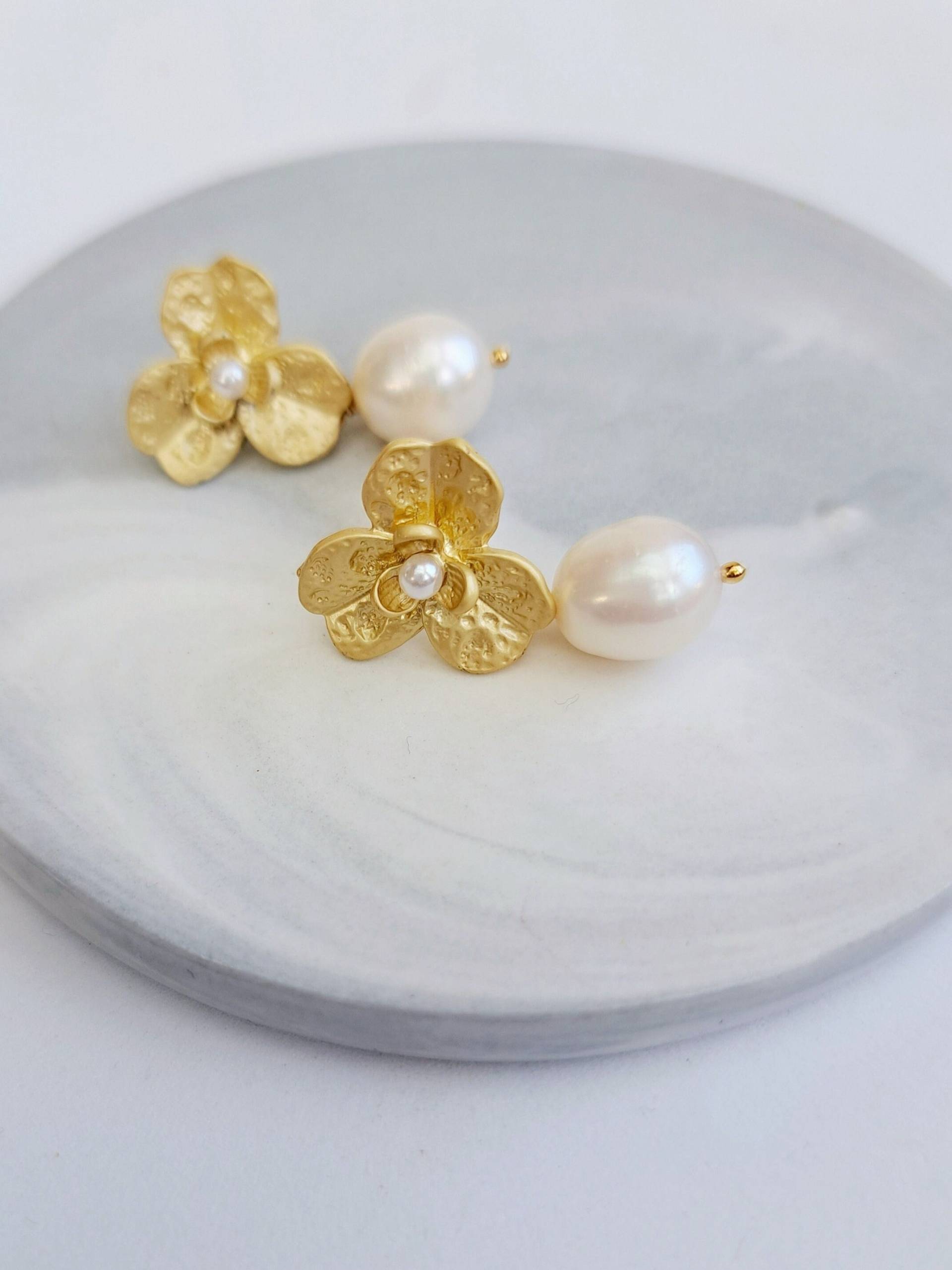 Perlenohrringe Mit Blumenstecker von CristinaArnoldJoyas