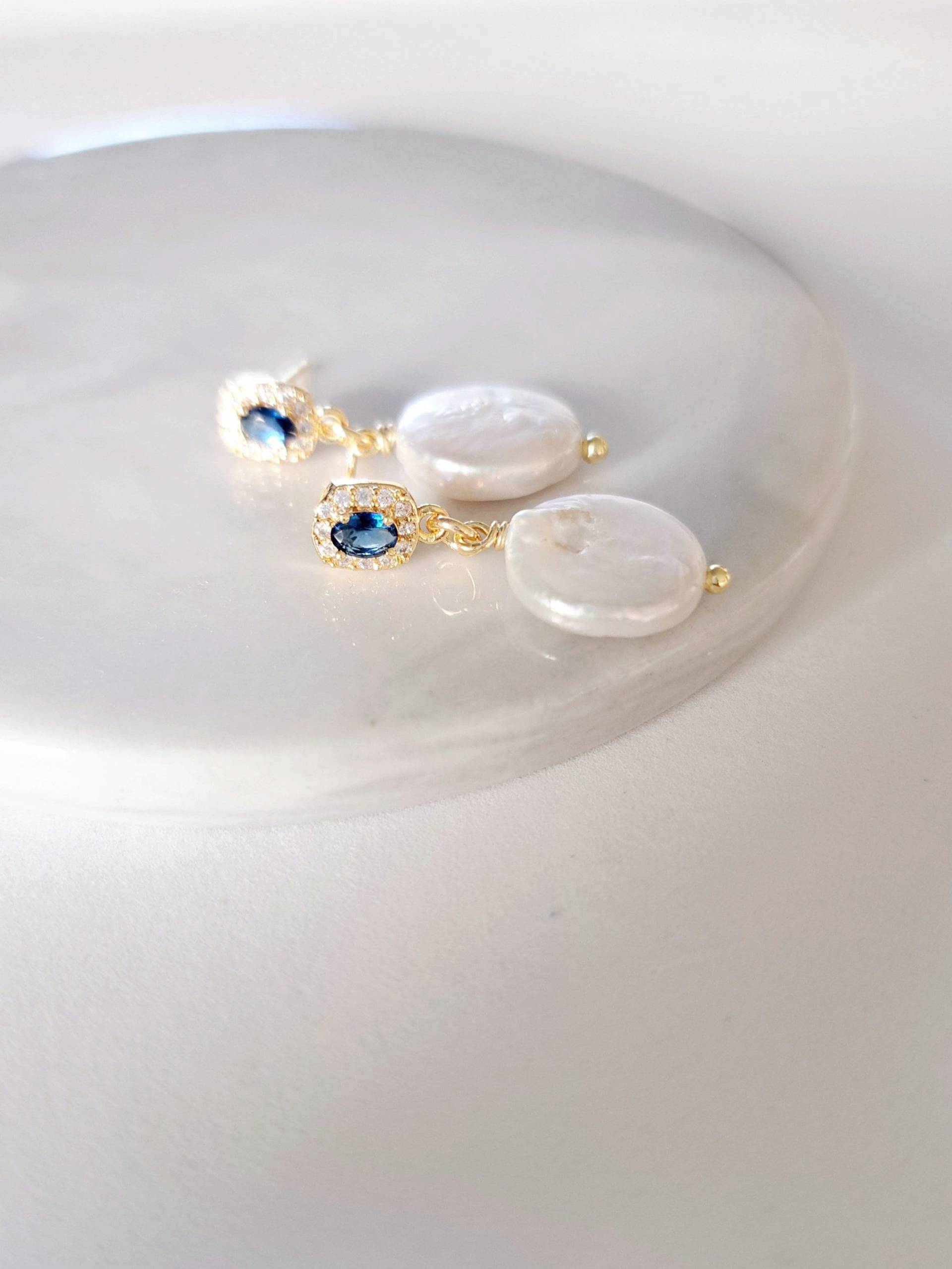 Perlenohrringe Mit Dunkelblauem Zirkonia Ohrstecker 18K Goldfilled von CristinaArnoldJoyas