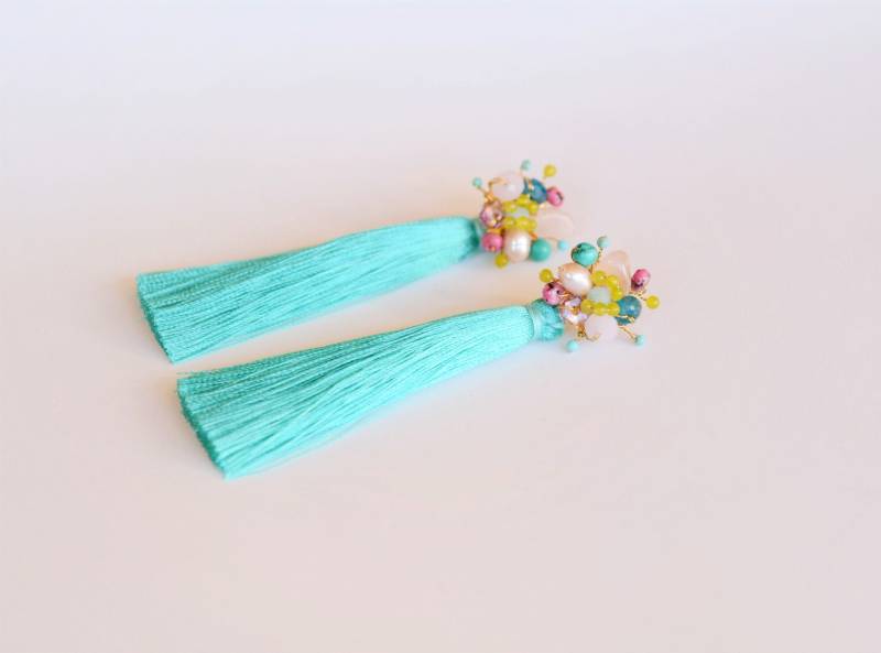 Quastenohrringe Mit Steinen Und Kristallen /In Verschiedenen Farben Erhältlich Quastenohrringe Mit Steinen Und Kristallen /In Verschiedenen Farben Erhältlich von CristinaArnoldJoyas