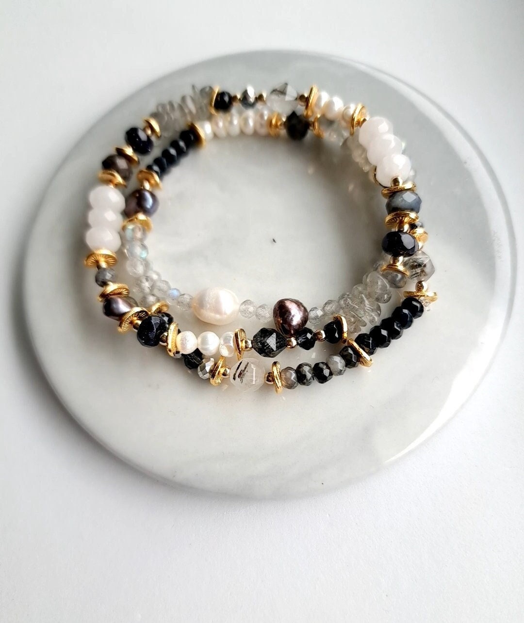 Set Von Drei Armbänder Mit Natürlichen Steinen von CristinaArnoldJoyas