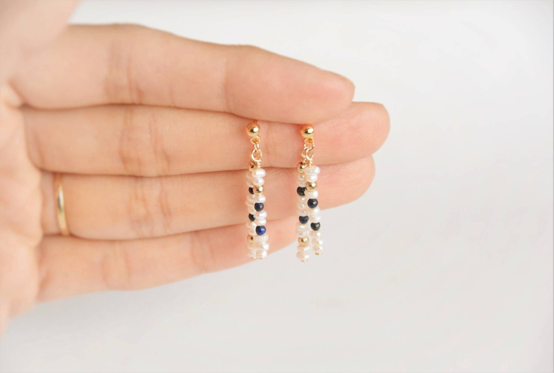 Zarte Ohrringe Mit Natürlichen Kleinen Perlen Und Lapislazuli von CristinaArnoldJoyas