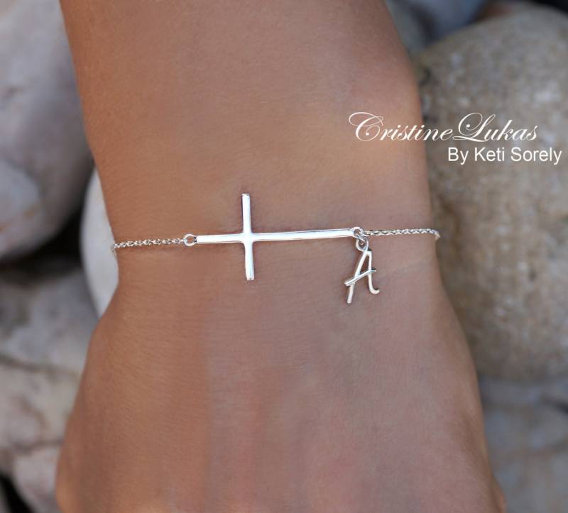 10K, 14K Oder 18K Solid Karat Gold Sideways Cross Armband Mit Zierlicher Initiale - Personalisiertes in Gelb, Rose Weißgold von CristineLukas