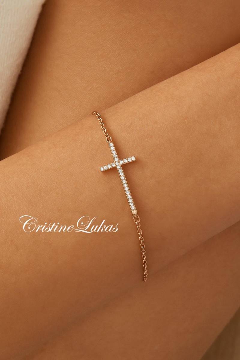 Promi Style Kleines Seitliches Kreuz Armband Mit Zirkonia Steinen - Sterling Silber Oder Gelbgold Religiöses Im Angebot von CristineLukas