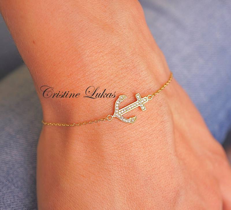 Seitliches Ankerarmband Mit Cz Steinen - Promi-Stil Horizontales Kreuz Und in Gelbgold Über Silber von CristineLukas
