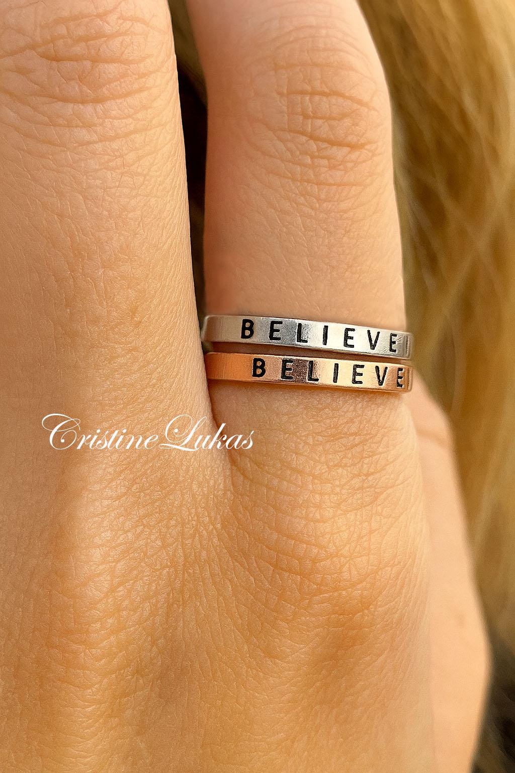 "stacking Ring "Believe" in Gelb-, Rosé- Und Weißgoldfarbe, Gravierte Bänder Trigoldfarbe - Verstellbare Ringe." "stacking Ring "Believe" in Gelb-, Rosé- Und Weißgoldfarbe, Gravierte Bänder Trigoldfarbe - Verstellbare Ringe." von CristineLukas