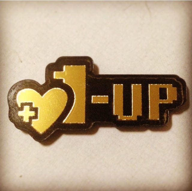 Gold Gespiegelter 1-Up Pin - Videospiel Pins Gamer Nerdy Zubehör Gold Gespiegelter 1-Up Pin - Videospiel Pins Gamer Nerdy Zubehör von CriticalHitShop
