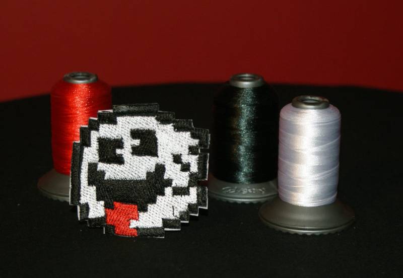 8 Bit Boo, Goofy Gesicht, Glänzende Metallic Stickerei Aufnäher. Super Mario Bros. Pixelart von Critstitch
