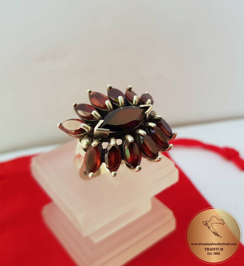 Granat Blume Ring, Edelstein Roter Blumen Silber Silberring Statement Unikat Boho Ring von CroatianJewelryCraft