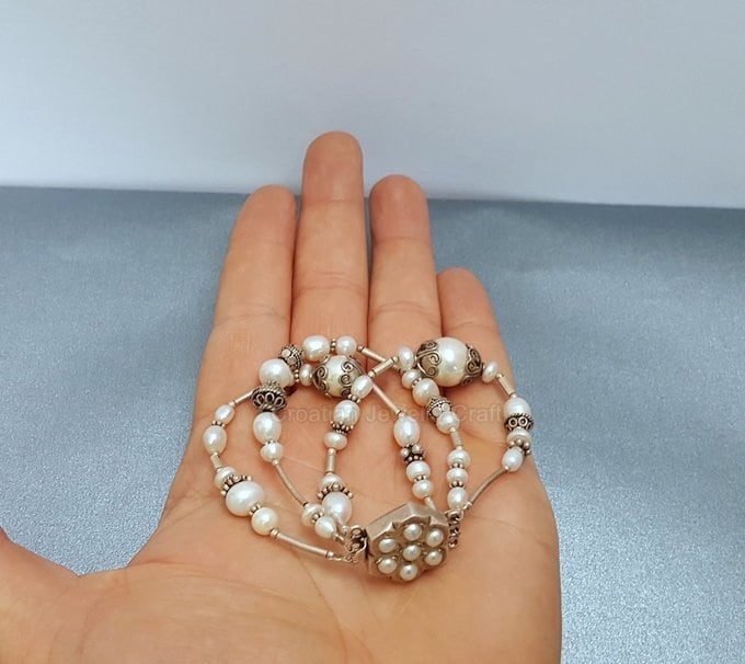 Mehrreihiges Weißes Perlen Armband, Braut Sterling Silber Süßwasserperlen Statement Armband Dekorative Intarsien Verschlüsse Mehrreihiges Weißes Perlen Armband, Braut Sterling Silber Süßwasserperlen Statement Armband Dekorative Intarsien Verschlüsse von CroatianJewelryCraft