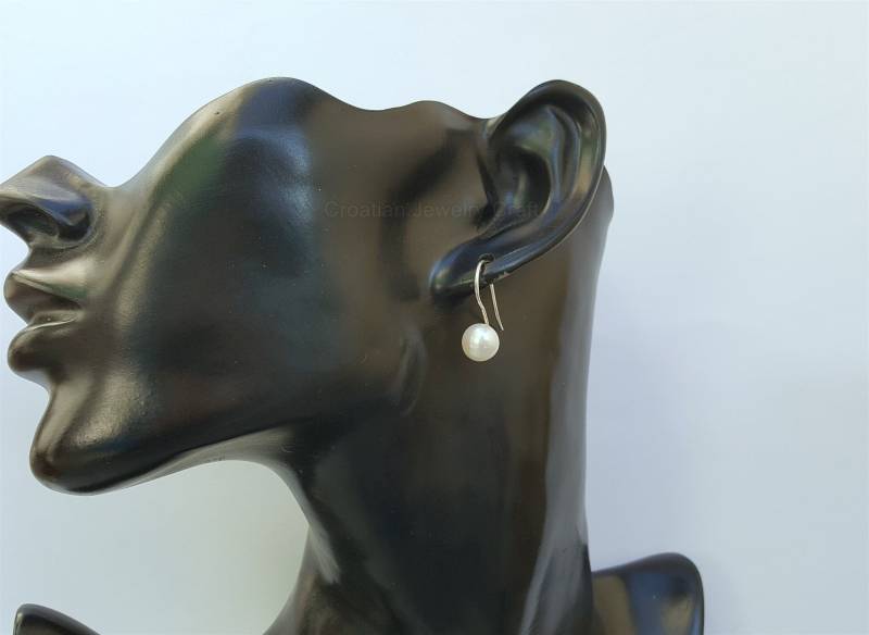 Weiße Perlenohrringe, Einfache Sterlingsilber-Tropfenperlenohrringe. Natürlicher Perlenschmuck, Zierliche Perlenohrringe von CroatianJewelryCraft