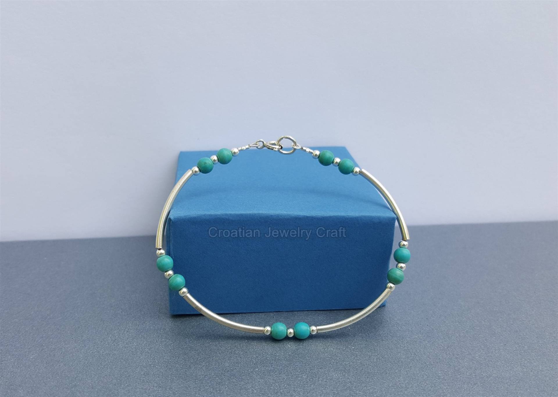 Kleine Perlen Edelstein Armband, Natürliche Türkis Minimalist Skinny Stack Casual Armband Kleine Perlen Edelstein Armband, Natürliche Türkis Minimalist Skinny Stack Casual Armband von CroatianJewelryShop