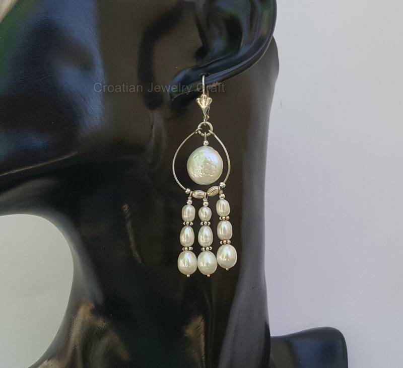 Lange Baumelnde Weiße Perlenohrringe, Süßwasserperlen-Kronleuchter-Ohrringe, Massive Sterlingsilber-Perlenohrringe, Einzigartige Handgefertigte von CroatianJewelryShop