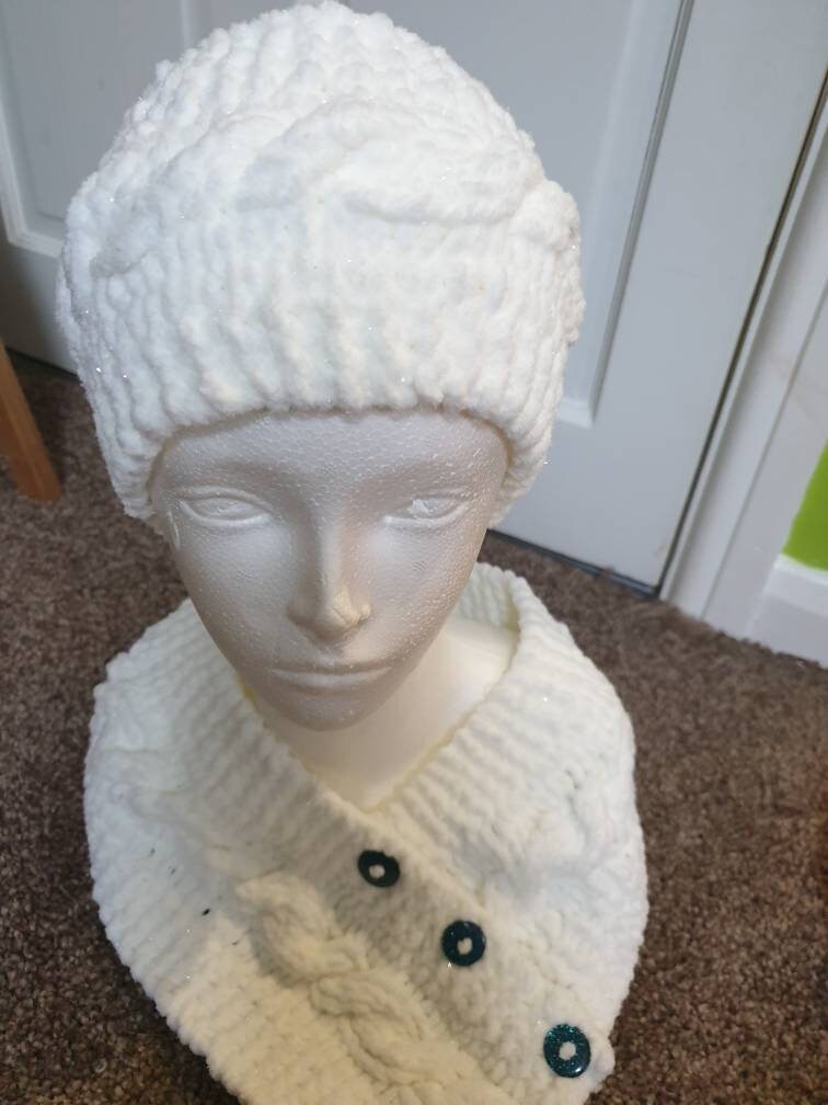 Handgemachte Gestrickte Ohrenwärmer Und Kutte Ideales Geschenk von CrochetAndKnitsHut