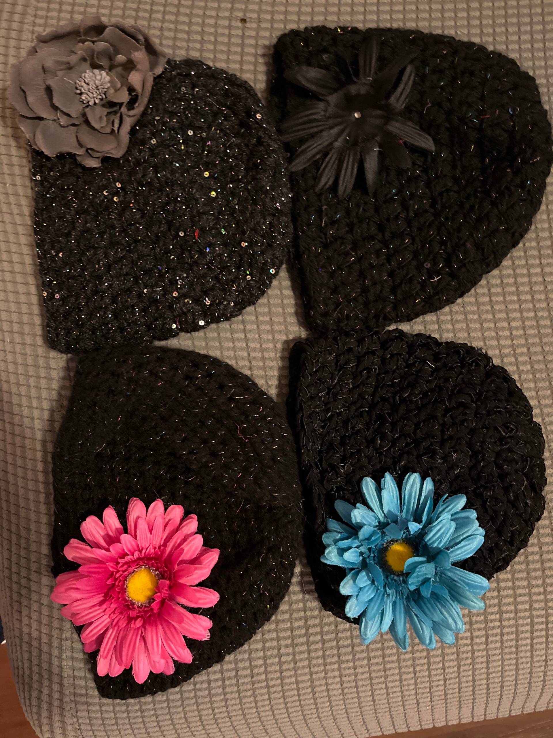 Teen/Womens Schwarze Häkelmütze Mit Blumenfarbe Teen/Womens Schwarze Häkelmütze Mit Blumenfarbe von CrochetByJBeanies